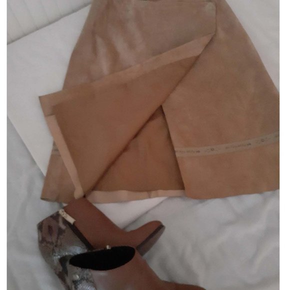 EUC, Danier Tan suede wrap-front skirt - Picture 4 of 6